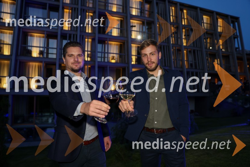  Damian Merlak, nekdanji solastnik kripto borze Bitstamp;  Jure Repanšek, upravitelj, Hotel BohinjHotel Bohinj odprl svoja vrata