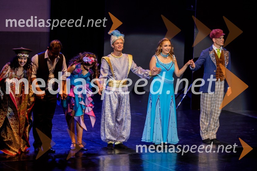  Tinkara Kovač, glasbenica;  ... ;  Lara Komar, igralka;  Rok  Matek, igralec;  Eva Tancer, plesalka;  ... Stoletje mjuzikla, premiera Gledališča Koper