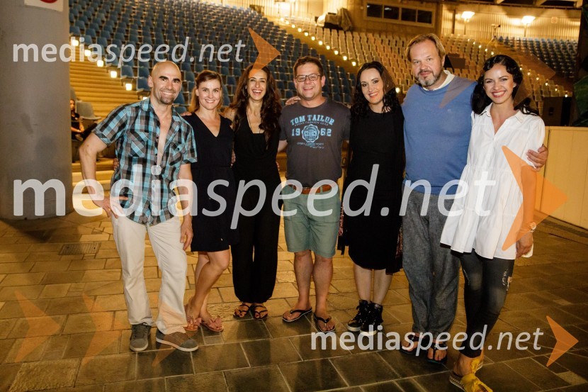  ... ;  ... ;  Lara Komar, igralka;  ... ;  Tinkara Kovač, glasbenica;  Petr Gazdik;  Ivana VankovaStoletje mjuzikla, premiera Gledališča Koper