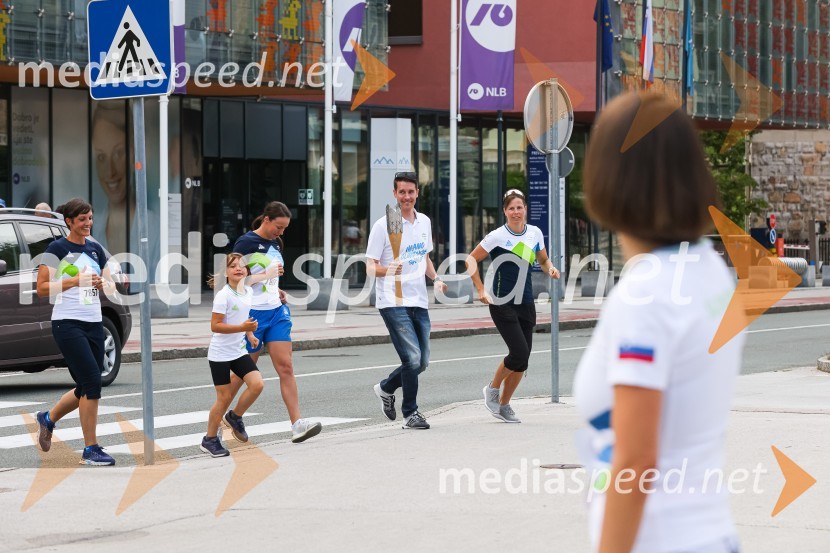  Petra Robnik, smučarka;  ... ;  Tjaša Vozel, plavalka;  Janez Černe, podžupan Mestne občine Kranj;  Vesna  Fabjan, smučarska tekačicaSlovenska bakla v Kranju