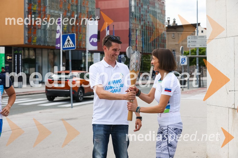  Janez Černe, podžupan Mestne občine Kranj;  Maja Benedičič, smučarska tekačicaSlovenska bakla v Kranju