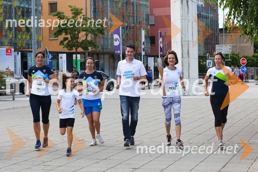  Petra Robnik, smučarka;  ... ;  Tjaša Vozel, plavalka;  Janez Černe, podžupan Mestne občine Kranj;  Maja Benedičič, smučarska tekačica;  Vesna  Fabjan, smučarska tekačicaSlovenska bakla v Kranju