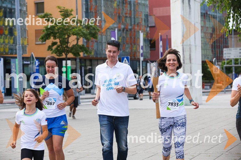  ... ;  Tjaša Vozel, plavalka;  Janez Černe, podžupan Mestne občine Kranj;  Maja Benedičič, smučarska tekačicaSlovenska bakla v Kranju