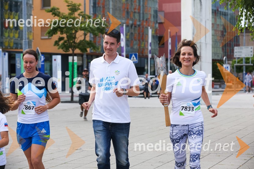  Tjaša Vozel, plavalka;  Janez Černe, podžupan Mestne občine Kranj;  Maja Benedičič, smučarska tekačicaSlovenska bakla v Kranju