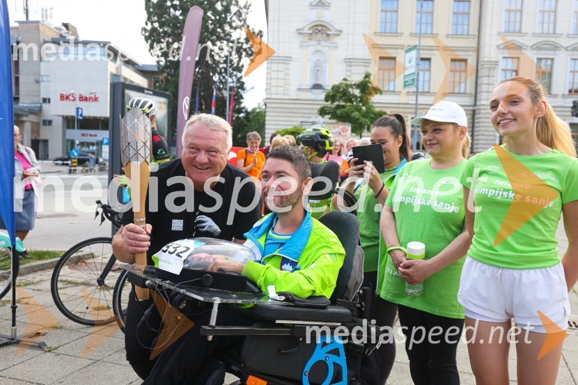  ... ;  Oliver Jangelov, parašportnikSlovenska bakla v Kranju