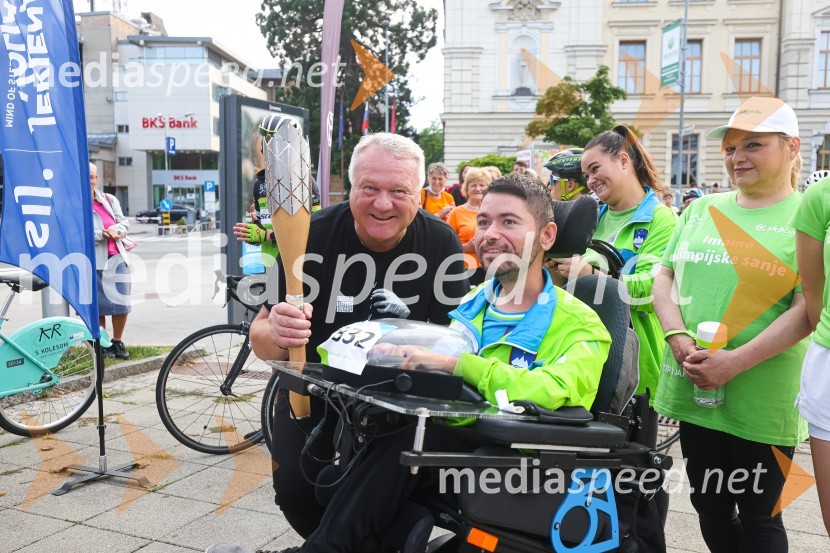  ... ;  Oliver Jangelov, parašportnikSlovenska bakla v Kranju
