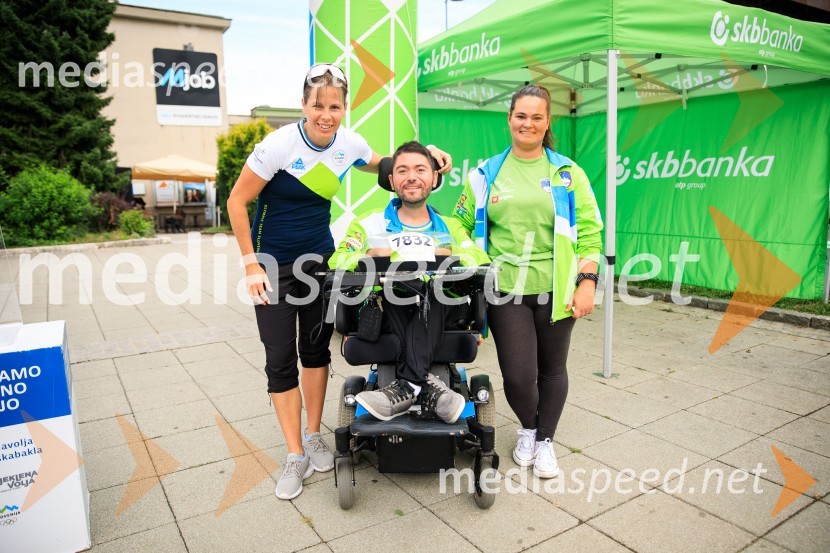  Vesna  Fabjan, smučarska tekačica;  Oliver Jangelov, parašportnik;  ... Slovenska bakla v Kranju