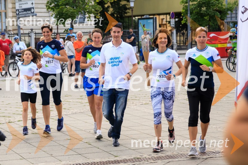  ... ;  Petra Robnik, smučarka;  Tjaša Vozel, plavalka;  Janez Černe, podžupan Mestne občine Kranj;  Maja Benedičič, smučarska tekačica;  Vesna  Fabjan, smučarska tekačicaSlovenska bakla v Kranju