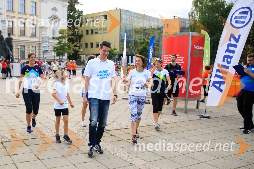  Petra Robnik, smučarka;  ... ;  Janez Černe, podžupan Mestne občine Kranj;  Maja Benedičič, smučarska tekačica;  Vesna  Fabjan, smučarska tekačicaSlovenska bakla v Kranju