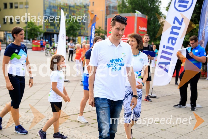  Petra Robnik, smučarka;  Janez Černe, podžupan Mestne občine Kranj;  Maja Benedičič, smučarska tekačicaSlovenska bakla v Kranju