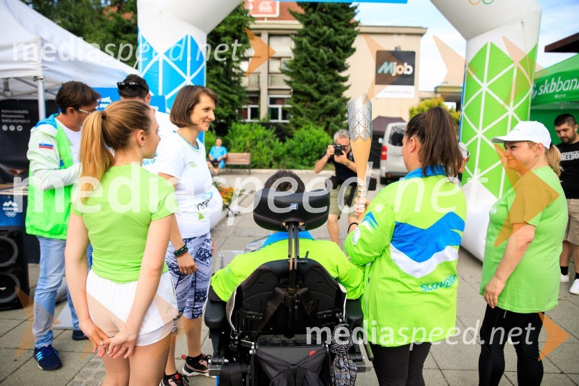  ... ;  Maja Benedičič, smučarska tekačica;  Oliver Jangelov, parašportnik;  ... Slovenska bakla v Kranju