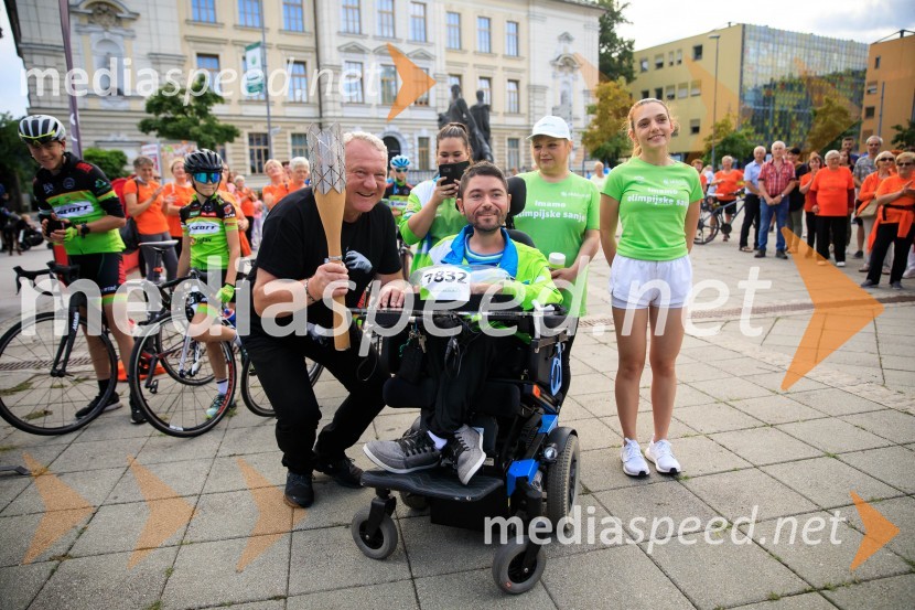  ... ;  Oliver Jangelov, parašportnikSlovenska bakla v Kranju