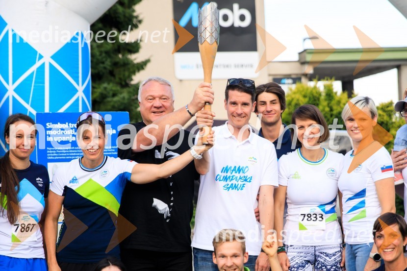  Tjaša Vozel, plavalka;  Vesna  Fabjan, smučarska tekačica;  ... ;  Janez Černe, podžupan Mestne občine Kranj;  Jošt Klančar, smučar prostega sloga;  Maja Benedičič, smučarska tekačica;  Urška  Žolnir Jugovar, judoistkaSlovenska bakla v Kranju
