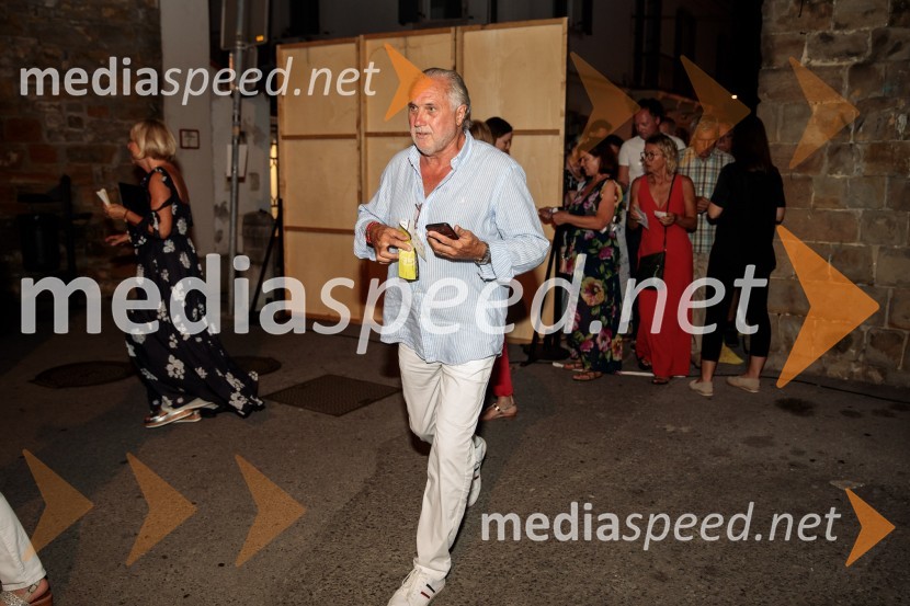 Jugoslavija, moja dežela, krstna uprizoritev drame