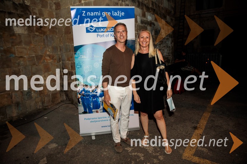 Jugoslavija, moja dežela, krstna uprizoritev drame