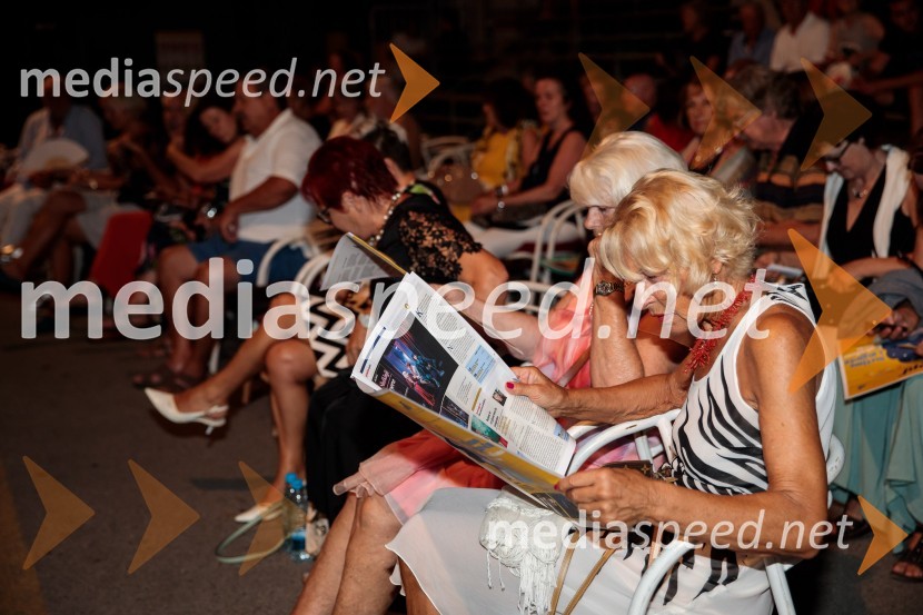 Jugoslavija, moja dežela, krstna uprizoritev drame