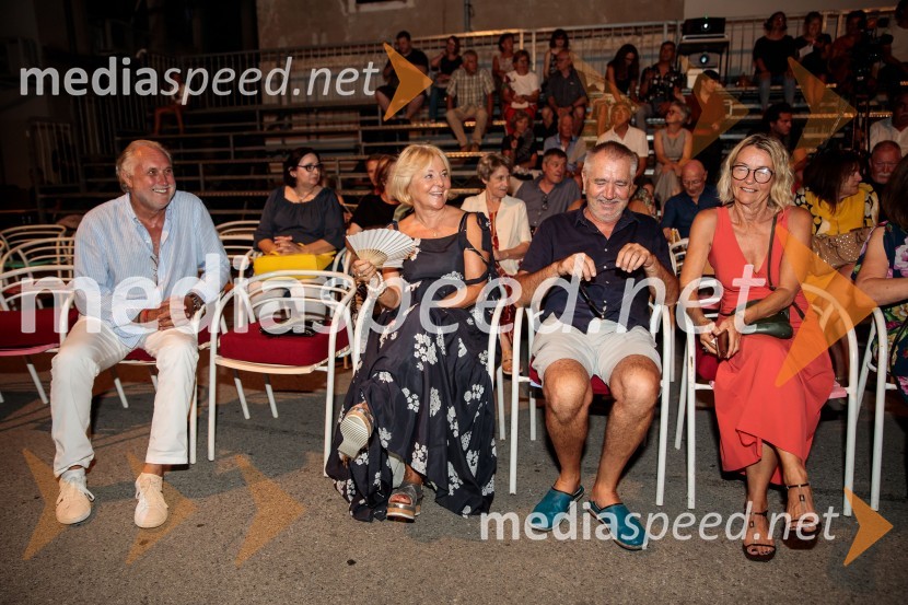 Jugoslavija, moja dežela, krstna uprizoritev drame