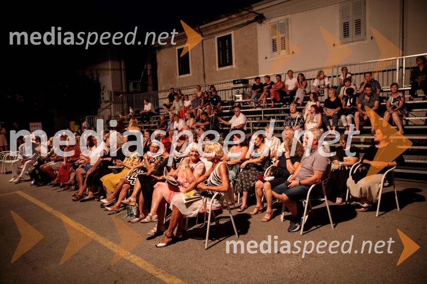 Jugoslavija, moja dežela, krstna uprizoritev drame