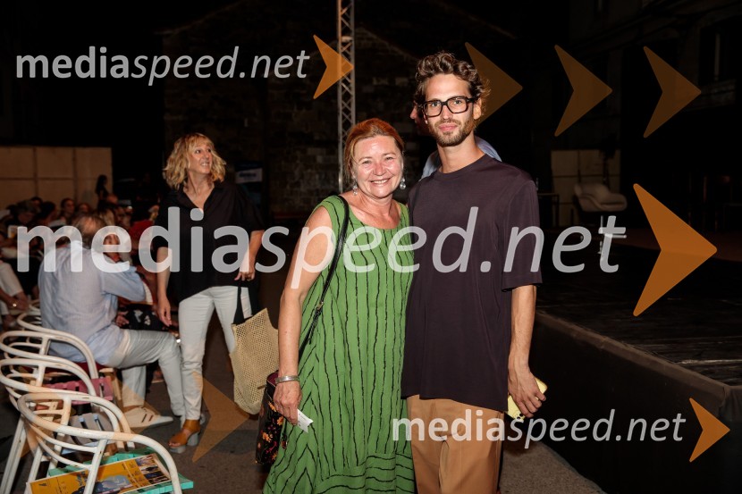 Jugoslavija, moja dežela, krstna uprizoritev drame