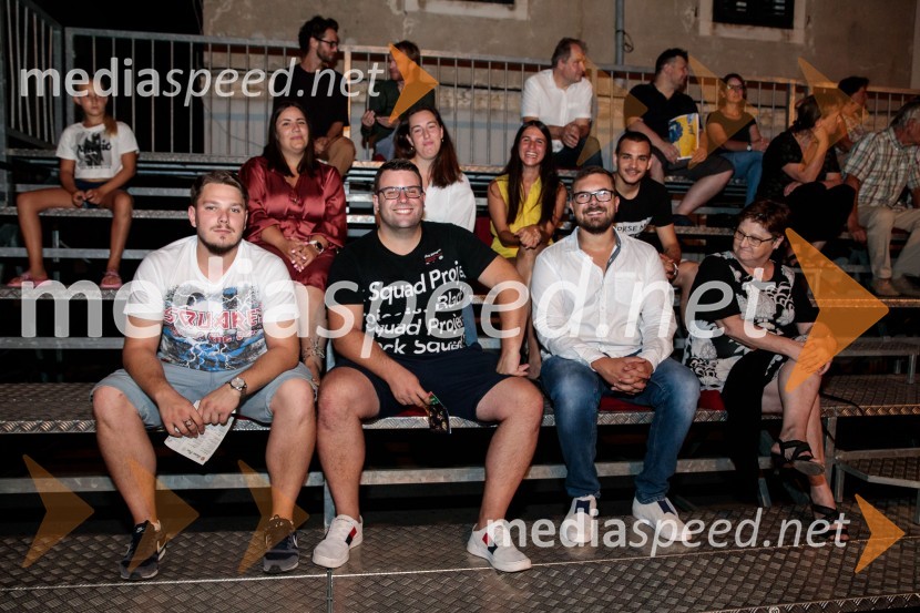 Jugoslavija, moja dežela, krstna uprizoritev drame