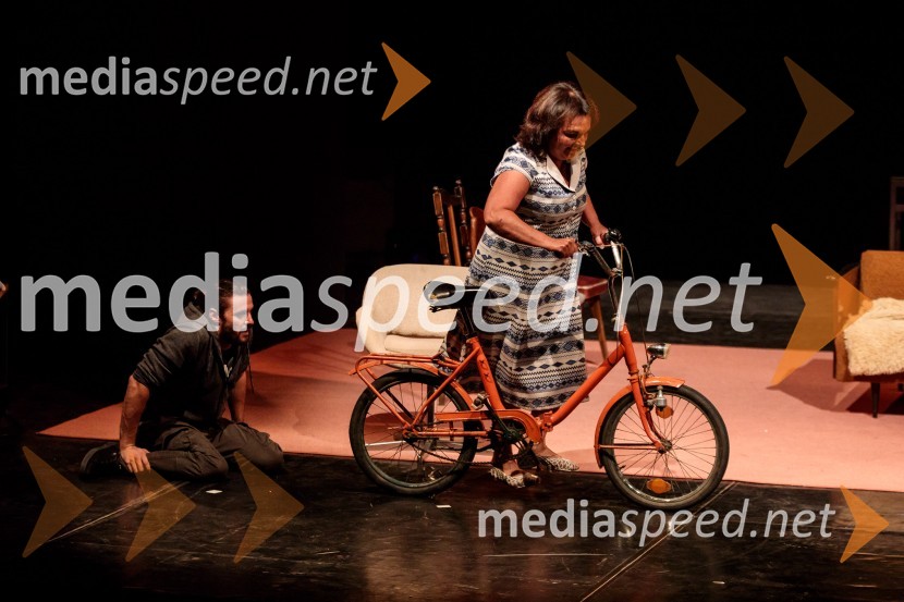  Blaž Popovski, igralec;  Mojca Partljič, igralkaJugoslavija, moja dežela, krstna uprizoritev drame