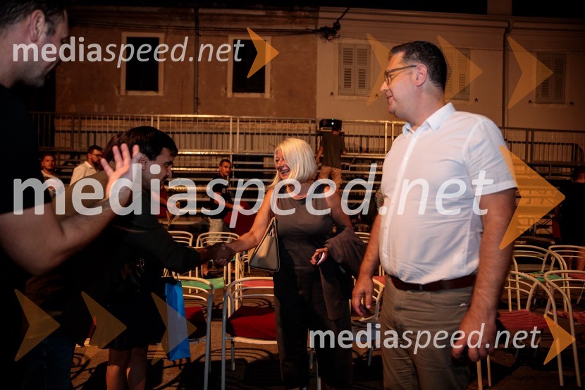  Marko Misirača, režiser;  Jasna Softić, podžupanja Mestne občine Koper;  Aleš Bržan, župan Mestne občine KoperJugoslavija, moja dežela, krstna uprizoritev drame