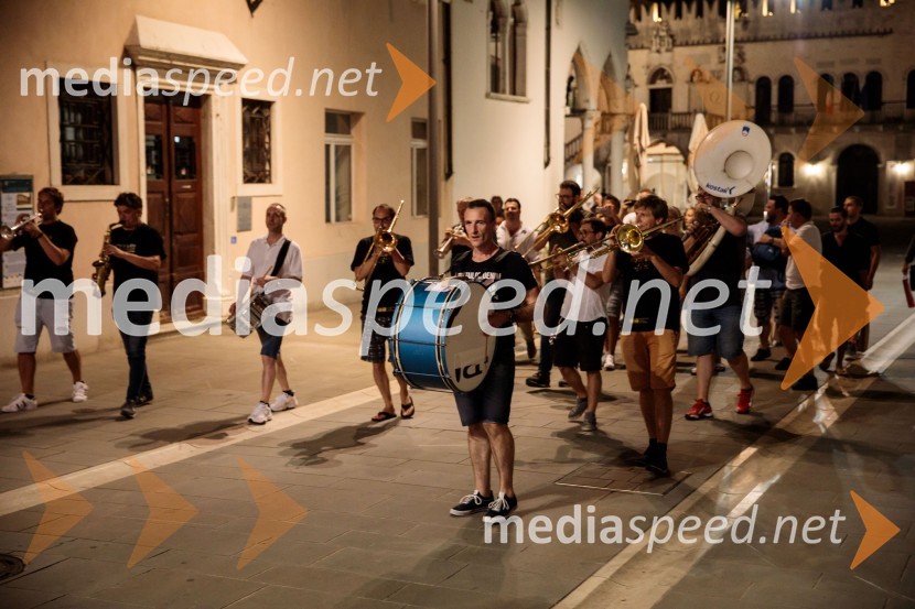 Jugoslavija, moja dežela, krstna uprizoritev drame