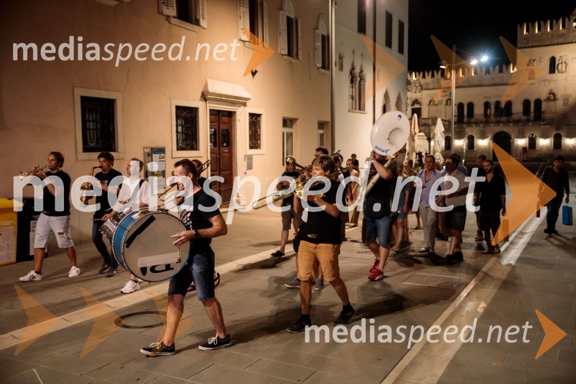 Jugoslavija, moja dežela, krstna uprizoritev drame