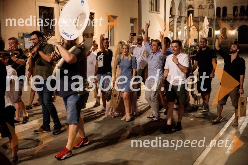 Jugoslavija, moja dežela, krstna uprizoritev drame