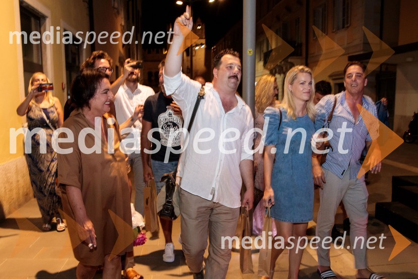  Mojca Partljič, igralka;  Boris Šavija, igralec;  Tjaša Hrovat, igralka;  Igor Štamulak, igralecJugoslavija, moja dežela, krstna uprizoritev drame