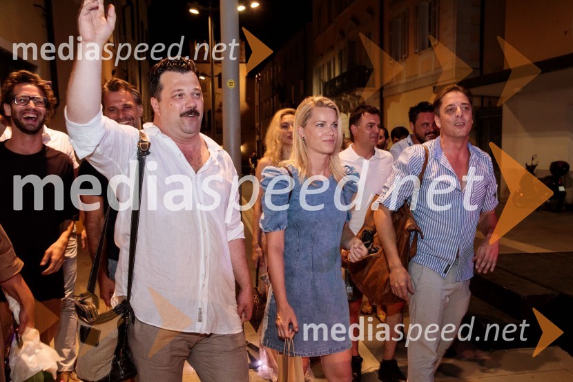  Boris Šavija, igralec;  Tjaša Hrovat, igralka;  Igor Štamulak, igralecJugoslavija, moja dežela, krstna uprizoritev drame