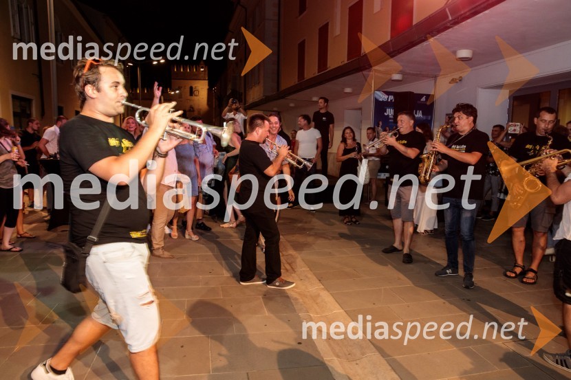 Jugoslavija, moja dežela, krstna uprizoritev drame