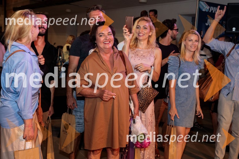  Mojca Partljič, igralka;  Mirela Predojević, igralka;  Tjaša Hrovat, igralkaJugoslavija, moja dežela, krstna uprizoritev drame