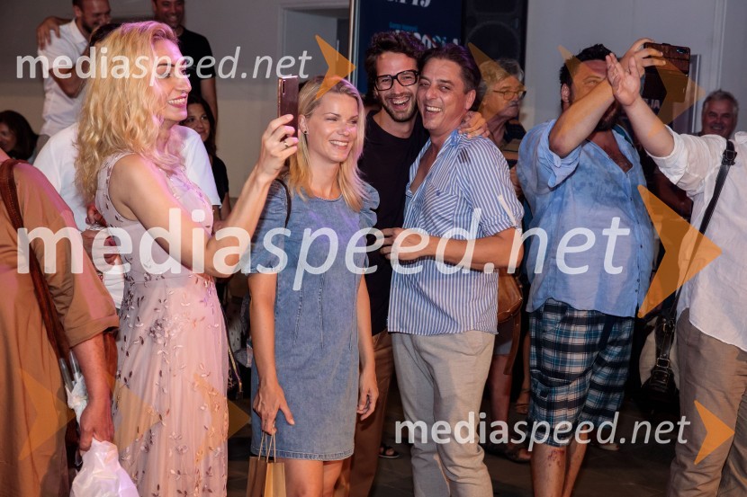  Mirela Predojević, igralka;  Tjaša Hrovat, igralka;  Igor Štamulak, igralec;  Dean Batoz, igralecJugoslavija, moja dežela, krstna uprizoritev drame