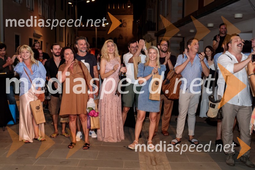  Miljka Brđanin, igralka;  Mojca Partljič, igralka;  Mirela Predojević, igralka;  Tjaša Hrovat, igralka;  Igor Štamulak, igralec;  Dean Batoz, igralecJugoslavija, moja dežela, krstna uprizoritev drame