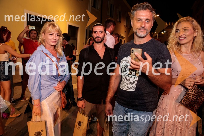  Miljka Brđanin, igralka;  Blaž Popovski, igralec;  Željko Erkić, igralec;  Mirela Predojević, igralkaJugoslavija, moja dežela, krstna uprizoritev drame