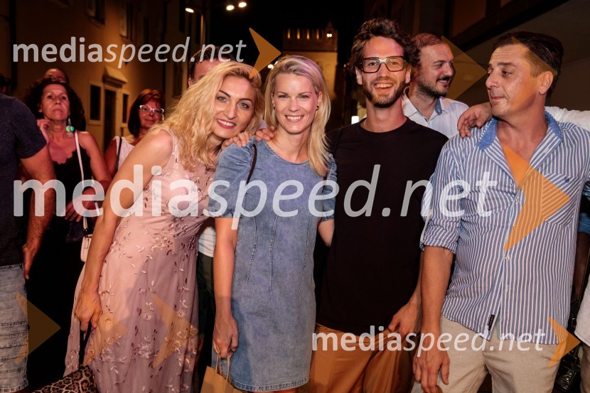  Mirela Predojević, igralka;  Tjaša Hrovat, igralka;  ... ;  Igor Štamulak, igralecJugoslavija, moja dežela, krstna uprizoritev drame