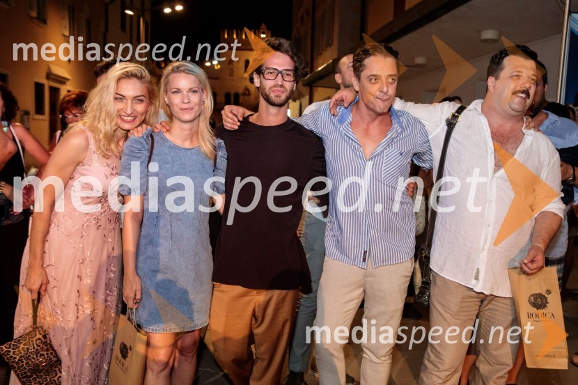  Mirela Predojević, igralka;  Tjaša Hrovat, igralka;  ... ;  Igor Štamulak, igralec;  Boris Šavija, igralecJugoslavija, moja dežela, krstna uprizoritev drame