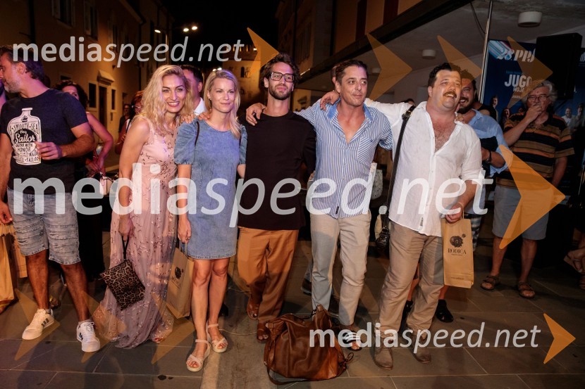  Mirela Predojević, igralka;  Tjaša Hrovat, igralka;  ... ;  Igor Štamulak, igralec;  Boris Šavija, igralecJugoslavija, moja dežela, krstna uprizoritev drame