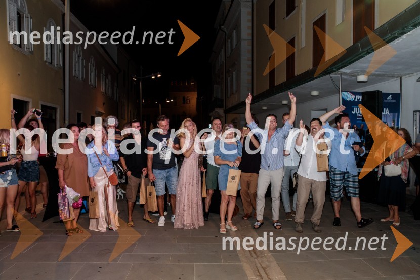 Jugoslavija, moja dežela, krstna uprizoritev drame