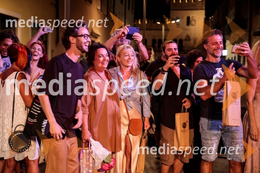  ... ;  Mojca Partljič, igralka;  Miljka Brđanin, igralka;  Blaž Popovski, igralec;  Željko Erkić, igralecJugoslavija, moja dežela, krstna uprizoritev drame