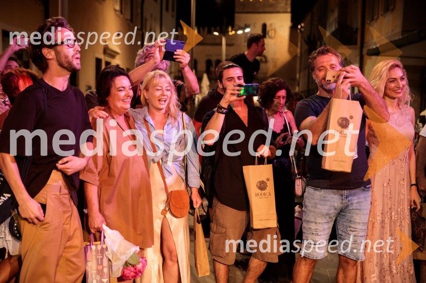  ... ;  Mojca Partljič, igralka;  Miljka Brđanin, igralka;  Blaž Popovski, igralec;  Željko Erkić, igralec;  Mirela Predojević, igralkaJugoslavija, moja dežela, krstna uprizoritev drame