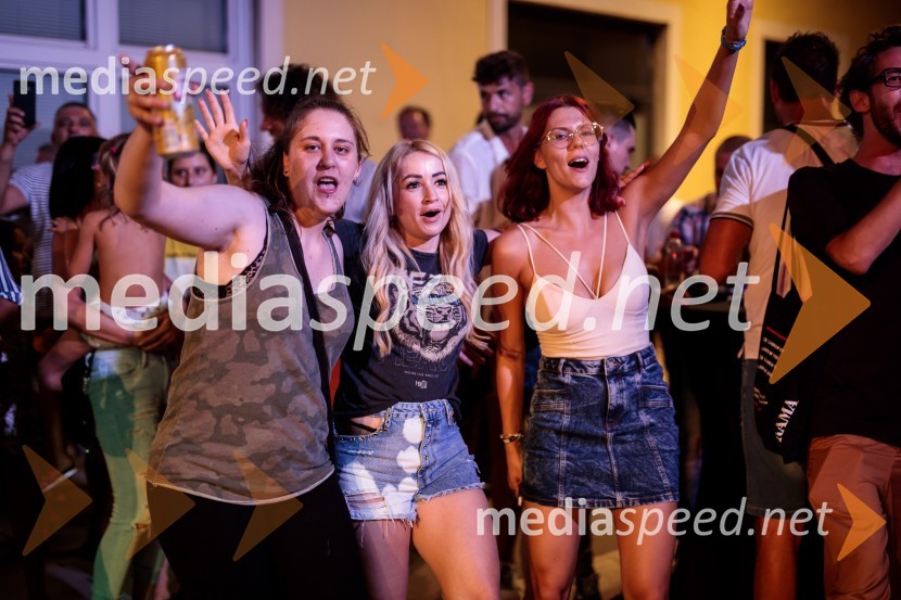 Jugoslavija, moja dežela, krstna uprizoritev drame