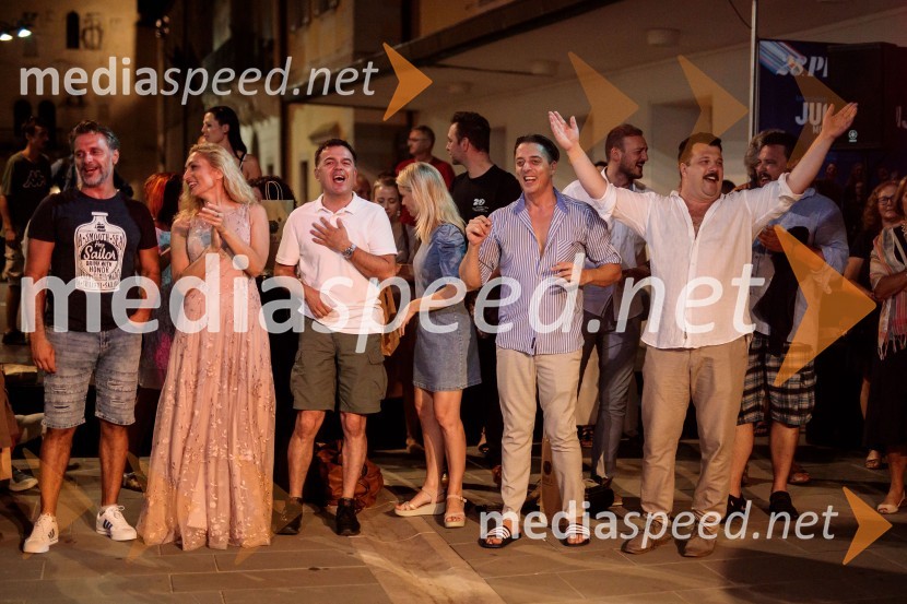  Željko Erkić, igralec;  Mirela Predojević, igralka;  Aleksandar Stojković, igralec;  Tjaša Hrovat, igralka;  Igor Štamulak, igralec;  Boris Šavija, igralecJugoslavija, moja dežela, krstna uprizoritev drame