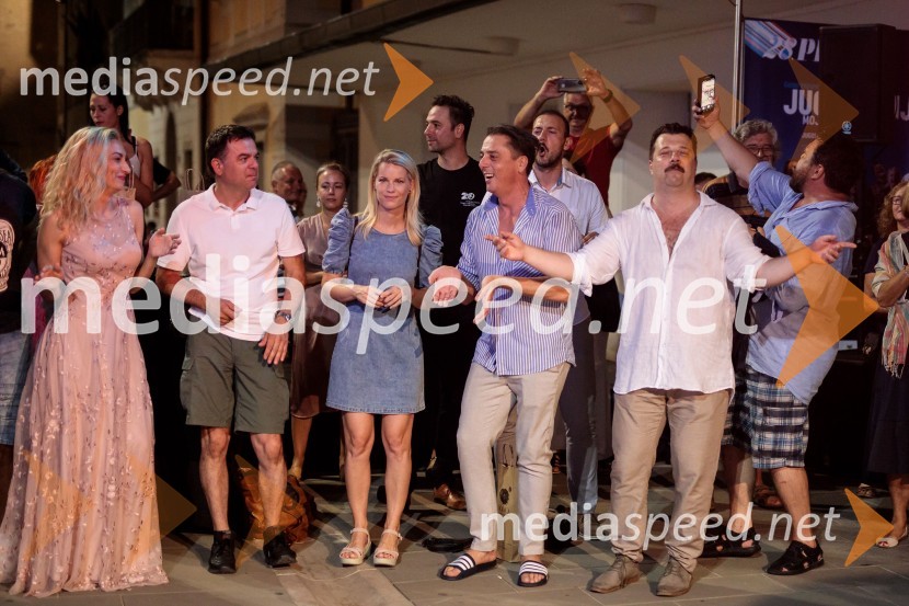  Mirela Predojević, igralka;  Aleksandar Stojković, igralec;  Tjaša Hrovat, igralka;  Igor Štamulak, igralec;  Boris Šavija, igralecJugoslavija, moja dežela, krstna uprizoritev drame