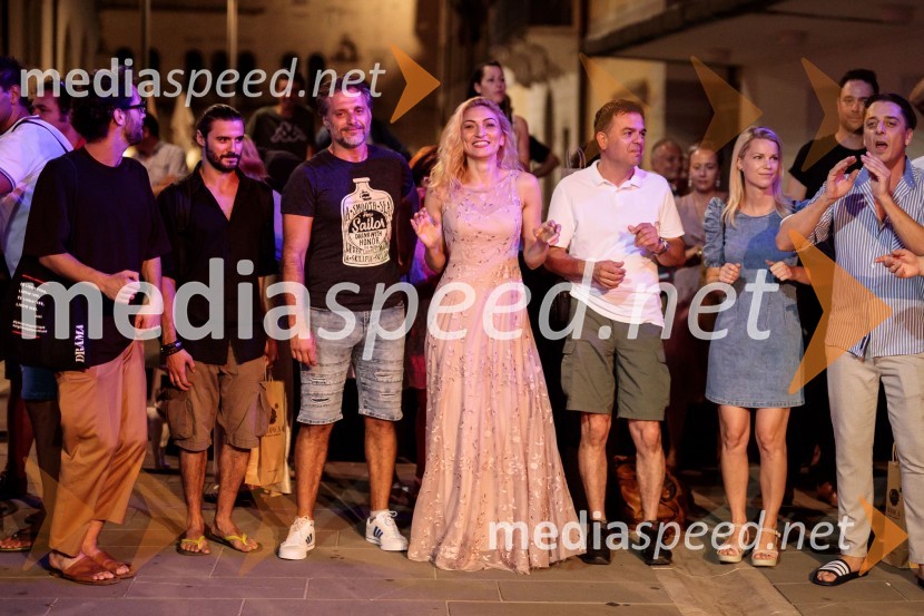  ... ;  Blaž Popovski, igralec;  Željko Erkić, igralec;  Mirela Predojević, igralka;  Aleksandar Stojković, igralec;  Tjaša Hrovat, igralka;  Igor Štamulak, igralecJugoslavija, moja dežela, krstna uprizoritev drame