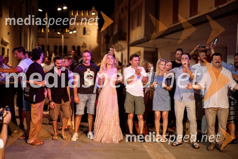  Blaž Popovski, igralec;  Željko Erkić, igralec;  Mirela Predojević, igralka;  Aleksandar Stojković, igralec;  Tjaša Hrovat, igralka;  Igor Štamulak, igralec;  Boris Šavija, igralecJugoslavija, moja dežela, krstna uprizoritev drame