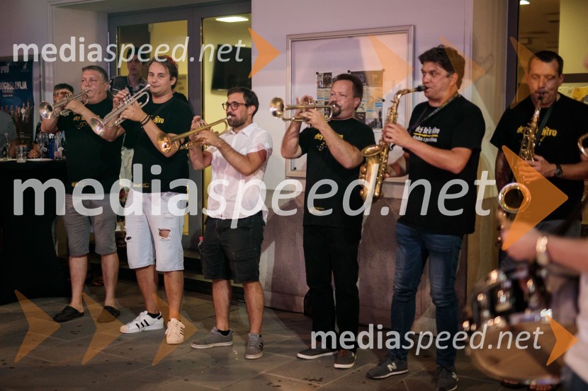 Jugoslavija, moja dežela, krstna uprizoritev drame