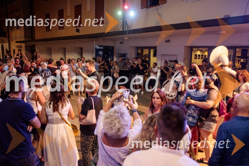 Jugoslavija, moja dežela, krstna uprizoritev drame