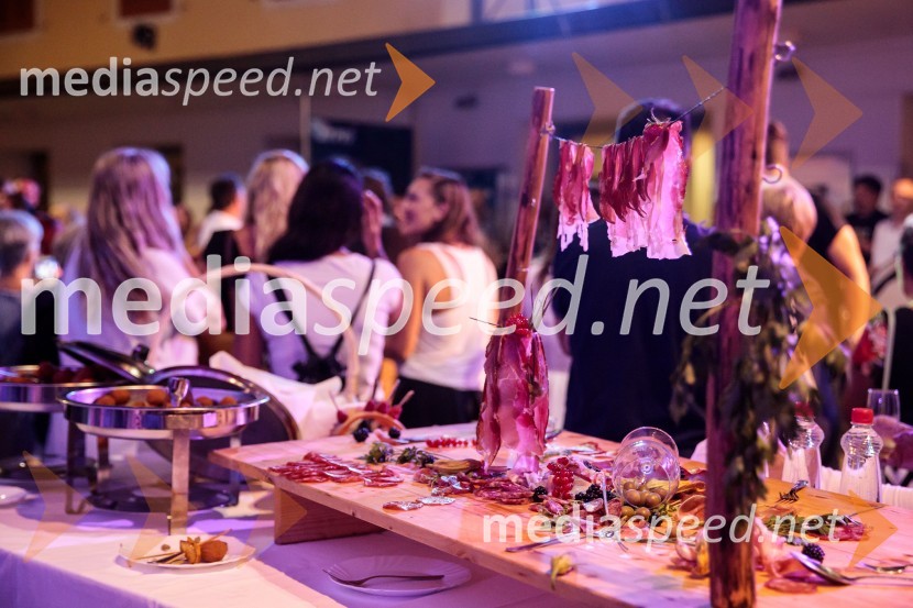 Jugoslavija, moja dežela, krstna uprizoritev drame